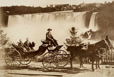 Männer in einer Kutsche, die in der Nähe eines Wasserfalls angehalten haben von Unknown photographer