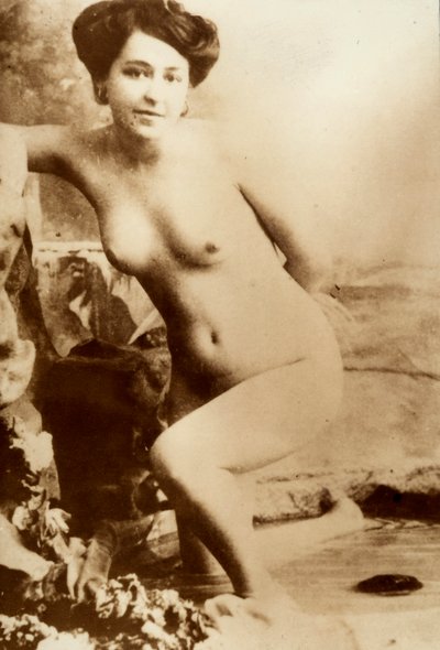 Nacktporträt einer jungen Frau, die aus einer Wanne steigt von Unknown photographer