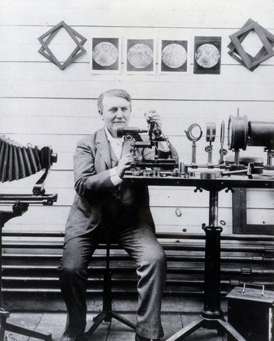 Foto von Thomas Alva Edison vor seinem Phonographen von Unknown photographer
