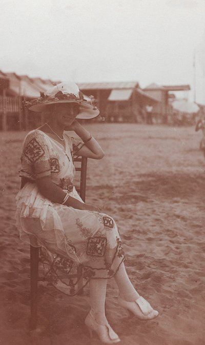 Porträt einer Frau am Strand in Viareggio von Unknown photographer