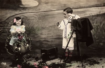Porträt von zwei Kindern in einem Fotografenstudio von Unknown photographer