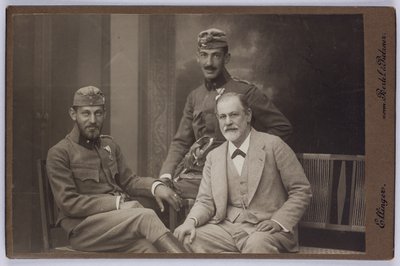 Sigmund Freud mit seinen Söhnen, Ernst und Martin in Militäruniformen, ca. 1916 von Unknown photographer
