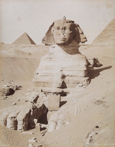 Die Sphinx und im Hintergrund die Große Pyramide von Cheops. Kairo, El Giza von Unknown photographer