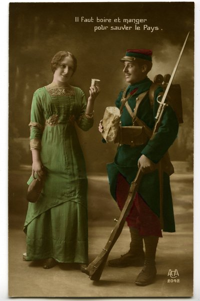 Krieg 1914 - 1918: Zeitgenössische Postkarte zeigt einen französischen Soldaten in blauer Uniform, der das Brot und den Wein von einer jungen Frau entgegennimmt: Trinken und essen, um das Land zu retten von Unknown photographer