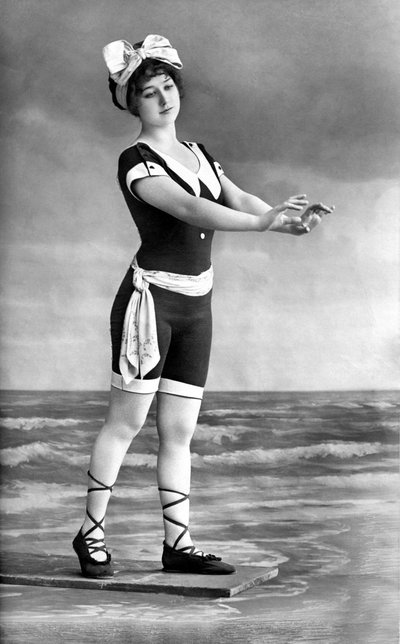 Frau im Badeanzug und Badeschuhen von Unknown photographer