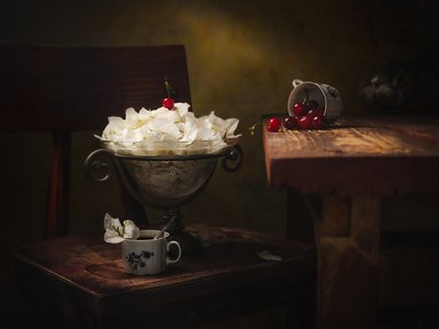 Elegantes Stillleben mit Kirschen von Vadim Kulinsky