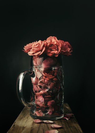 Rosen in einem Glasmug von Vadim Kulinsky