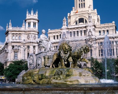 Cybele-Brunnen, die Göttin Cybele in einem von zwei Löwen gezogenen Wagen darstellend, erbaut 1782 von Ventura Rodriguez (1717-1785) dahinter, Ansicht des Palais des Communications, Plaza de Cibeles, Madrid von Ventura Rodríguez