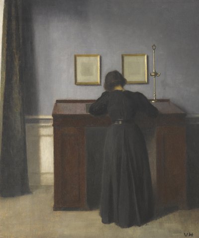 Ida steht an einem Schreibtisch von Vilhelm Hammershøi