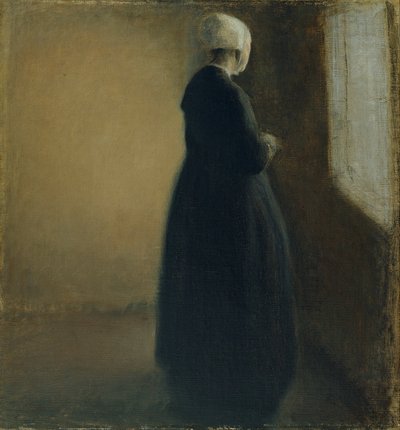 Eine alte Frau, die an einem Fenster steht von Vilhelm Hammershøi