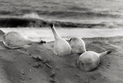 Flaschen am Strand von Vincenzo Balocchi