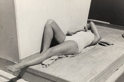Sonnenanbeterin an Bord des Kreuzfahrtschiffs 
