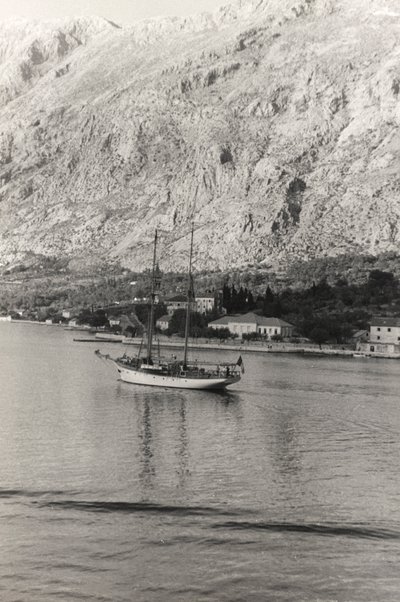 Das Segelboot des Herzogs von Aosta, vor der Küste von Kotor, Kroatien, aus dem Album 