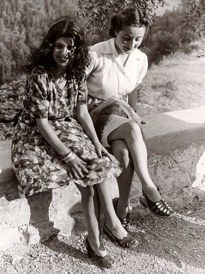 Zwei Mädchen auf einer Mauer sitzend, Italien, ca. 1940 von Vincenzo Balocchi