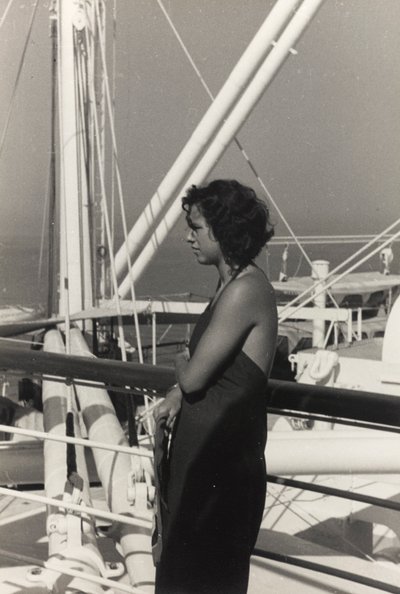 Frau an Bord des Kreuzfahrtschiffs 