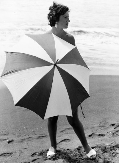 Frau mit Regenschirm am Strand von Vincenzo Balocchi