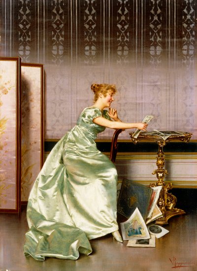 Eine elegante Dame bewundert ein Portfolio von Drucken von Vittorio Reggianini