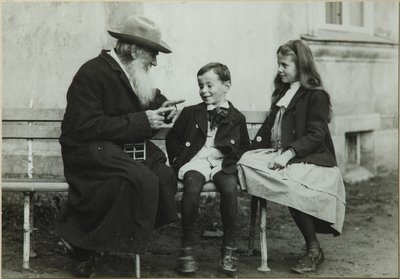 Leo Tolstoi mit Enkelkindern Leo und Sofia, 1909 von Vladimir Grigorievich Chertkov