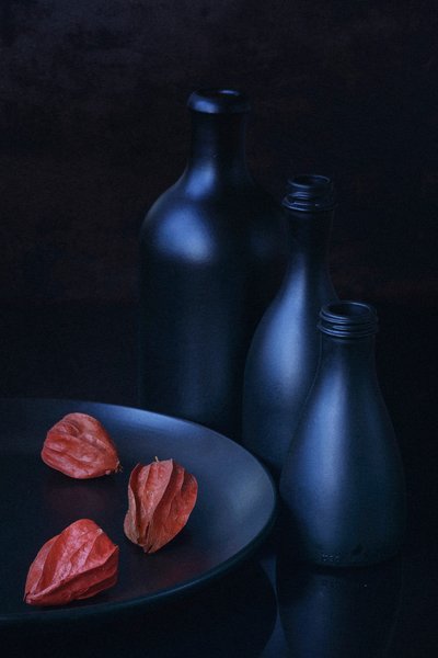 Physalis und blaue Flaschen von Vladimir Pavlovskyy