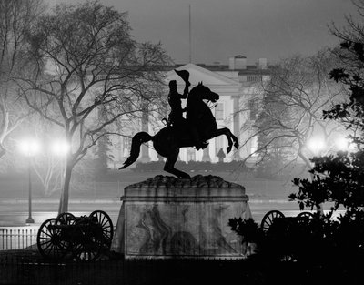 Andrew-Jackson-Denkmal auf dem Lafayette Square, Weißes Haus im Hintergrund, Washington bei Nacht von Volkmar Wentzel