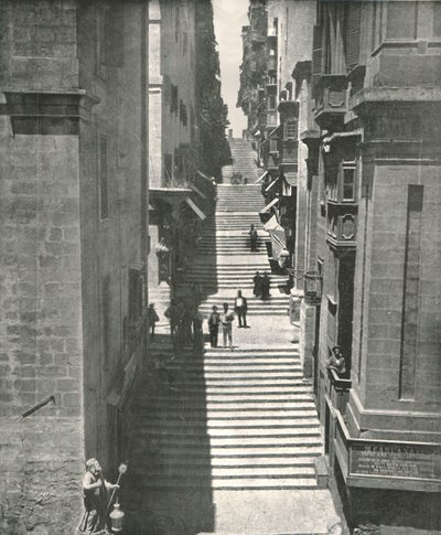Eine steile Straße in Valletta, Malta, 1895 von W and S Ltd
