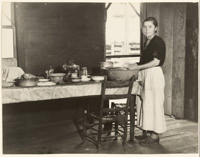 [Elizabeth Tengle am Küchentisch]/[Paralee Ricketts arbeitet in der Küche] von Walker Evans