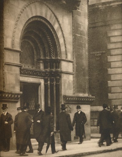 Ein Blick auf Lothbury zur Mittagszeit an einem Geschäftstag, um 1935 von Walter Benington