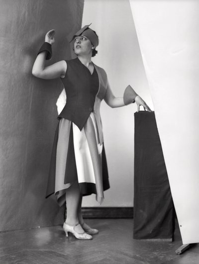 Porträt von Anita Pittoni in einem Kleid, entworfen von dem Maler Marcello Clarion, ca. 1930 von Wanda Wulz