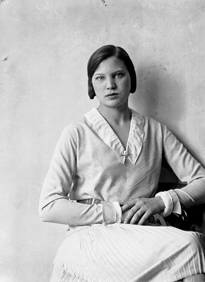 Porträt von Marion Wulz in einem Kleid von Anita Pittoni, ca. 1940 von Wanda Wulz