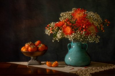 Herbstblumen und Kakis von Wendy Xu