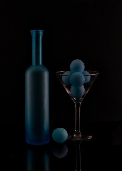 Blauer Martini Stillleben von Wendy Xu
