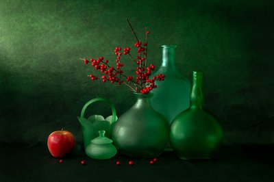 Grüne Flaschen, rote Beeren von Wendy Xu