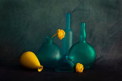 Türkise Flaschen Gelbe Blumen von Wendy Xu