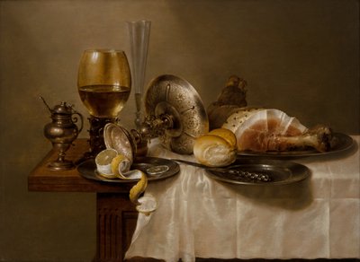 Stillleben mit einem Römer, einer umgestürzten Silber-Tazza, einer Flöte, einem Brötchen und Schinken auf einem Tisch von Willem Claesz. Heda