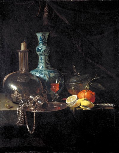 Stillleben mit einer Pilgerflasche, Kerzenhalter, Porzellanvase und Früchten, 17. Jahrhundert von Willem Kalf