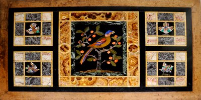 Detail eines Marmortisches von William Burges