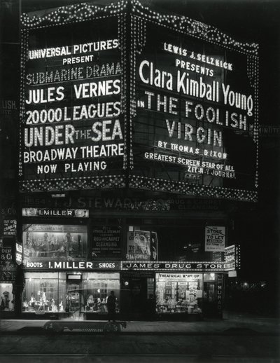1554 Broadway an der 46th Street, I. Miller Shoes; James Drug Store, und große beleuchtete Kinomarkisen darüber von William Davis Hassler