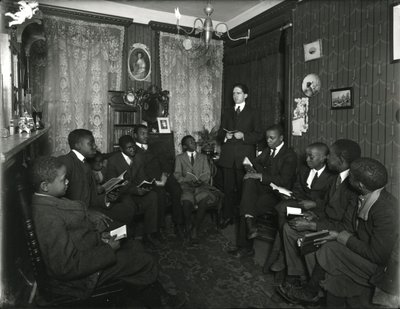 Evangelistenausschussstunde bei Mrs. Bostick, 72 West 99th Street, Mr. Rockwood unterrichtet eine Gruppe junger afroamerikanischer Männer und Jungen von William Davis Hassler