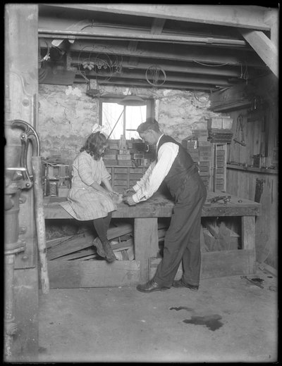 Frank P. Hassler und Mary Hassler im Keller, Glen Ellyn, ca. 1912 von William Davis Hassler