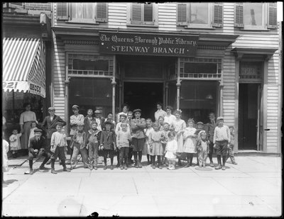 Gruppenporträt von Kindern vor der Steinway-Filiale der Queens Borough Public Library, ca. 1910 von William Davis Hassler