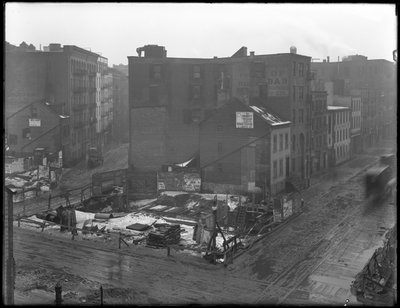 Vogelperspektive der Kreuzungen von Downing Street, West Houston Street und Varick Street, New York City, 18. Februar 1916 von William Davis Hassler