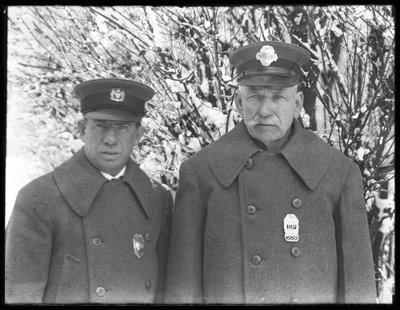 Larry Casey und John Connolly in ihren Winteruniformen im Schnee, Isham Park, Inwood, New York City, 7. März 1915 von William Davis Hassler