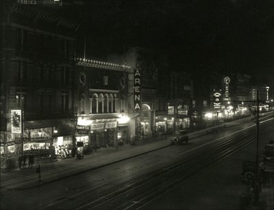 Nachtansicht auf der Südseite der 23rd Street zwischen Sixth und Seventh Avenues von William Davis Hassler