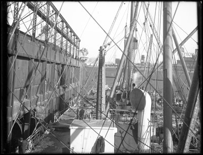 R.M.S. Carpathia beim Beladen am Pier 54 N.R., 1912 von William Davis Hassler
