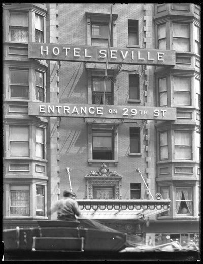 Schild für das Hotel Sevillle in der 29. Straße, New York City, 29. Juli 1916 von William Davis Hassler