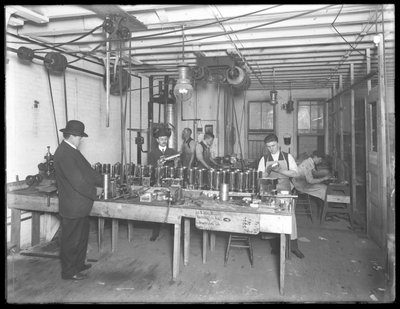 Werkstatt im sechsten Stock, Geyser Electric Water Heater Company, 42 Hudson Street, New York City, 31. Dezember 1914 von William Davis Hassler