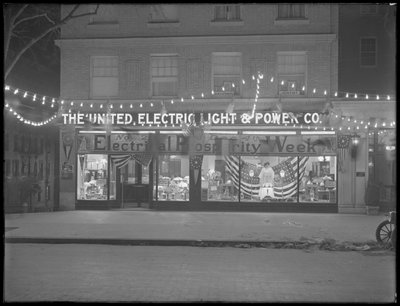 Schaufenster der United Electric Light und Power Company dekoriert für 