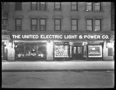 Weitblick auf die Schaufensterauslage der United Electric Light und Power Company in der W. 138th Street und Hamilton Place, New York City, 17. Dezember 1914 von William Davis Hassler