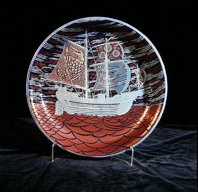 Ladegerät mit Silberglanz, mit einer Galeone, die auf einem roten Glanzmeer segelt von William de Morgan