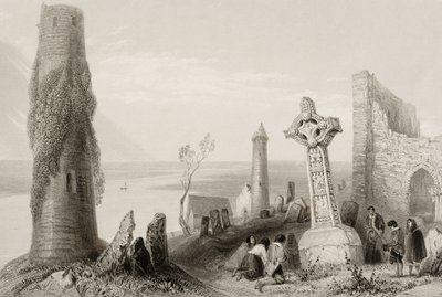Das alte Kreuz und der Rundturm von Clonmacnois, County Offaly, Irland, aus 